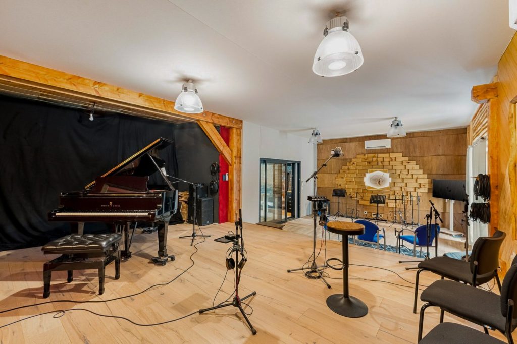 Live Room