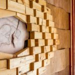 Diffuseur acoustique maison fabriqué en bois brut.