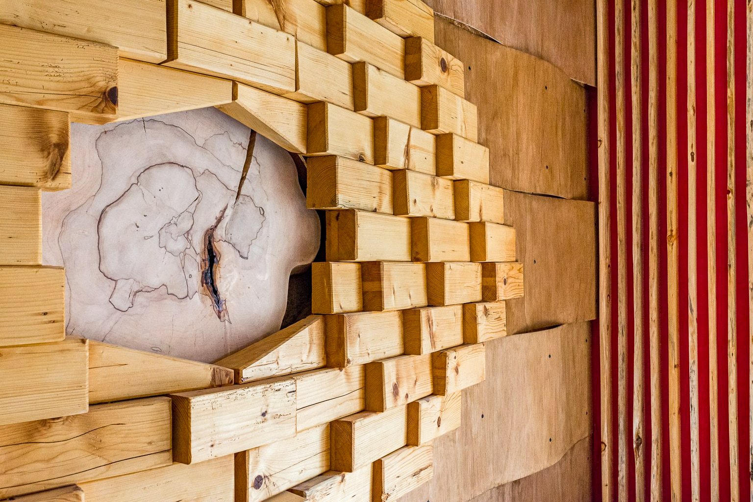 Diffuseur acoustique maison fabriqué en bois brut.